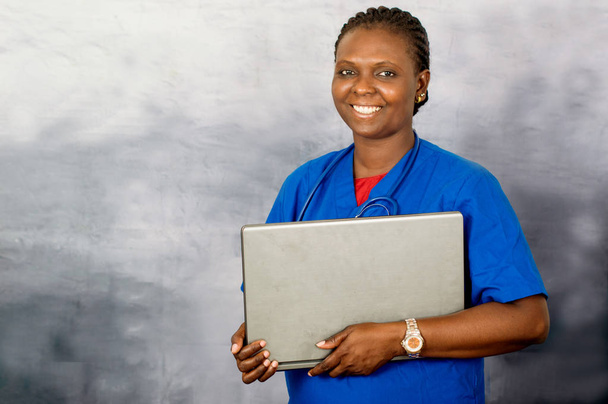 молодая улыбающаяся женщина-врач
  - Фото, изображение
