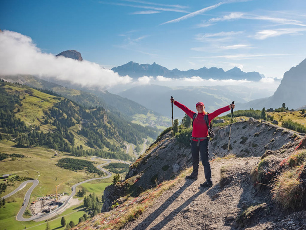 Aktif yürüyüşçü yürüyüşü, manzaranın tadını çıkarmak, Dolomites dağlarının manzarasına bakmak. - Fotoğraf, Görsel