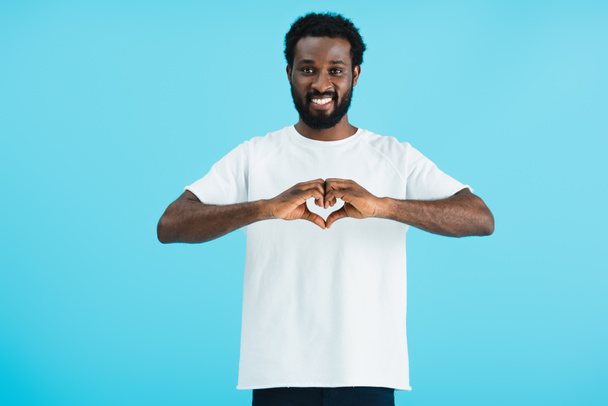 boldog afro-amerikai ember mutatja szív jel izolált kék  - Fotó, kép