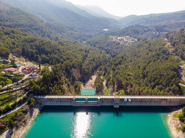 Zapora i zbiornik w dolinie Guadalest, Hiszpania - Zdjęcie, obraz