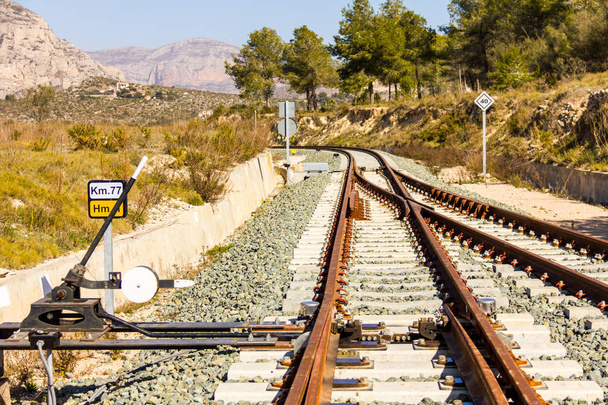 Trafik işaret levhaları, Dağları ve ağaçları ile tren geçiş yolu  - Fotoğraf, Görsel