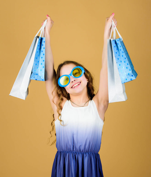 summer sales. Small girl fashion. black Friday discount. cyber Monday. Present and gifts buy. happy shopping girl with bags. happy birthday holiday. Beauty. Quality service. Home shopping - Foto, Imagen