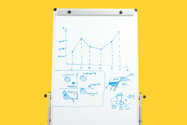 tableau de bureau blanc avec graphiques et diagrammes isolés sur jaune
 - Photo, image