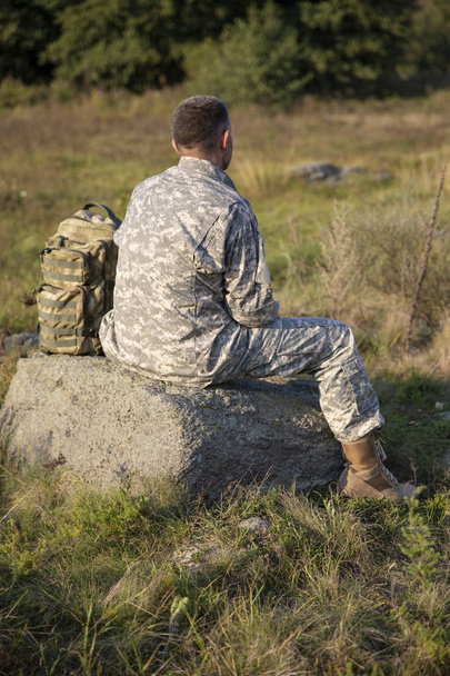 The soldier sits and rests. Sad soldier. Tired soldier. - Foto, Imagem