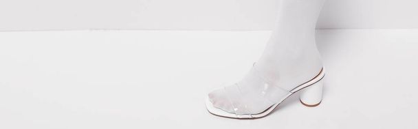 panoramische foto van stijlvolle vrouw in schoen op wit met Kopieer ruimte - Foto, afbeelding