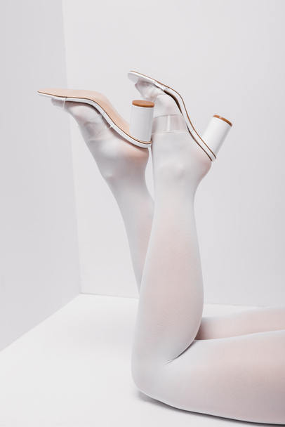 beyaz ayakkabı trendy genç kadın kırpılmış görünümü  - Fotoğraf, Görsel