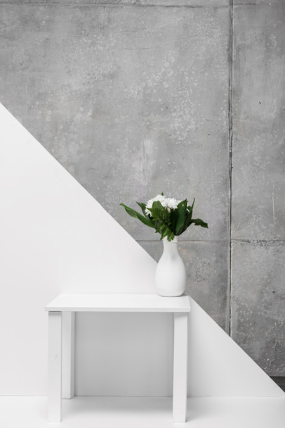 bouquet di fiori in vaso su tavola bianco e grigio
  - Foto, immagini