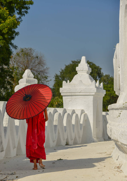 Beyaz tapınakta bir Budist acemi keşiş  - Fotoğraf, Görsel