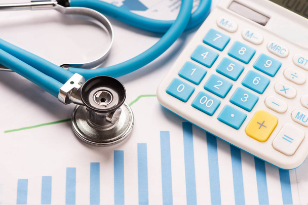 Arztpraxis Finanzanalysetabellen mit Stethoskop und  - Foto, Bild