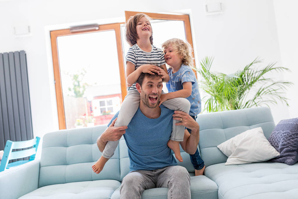 padre jugando con sus hijos en casa - Foto, imagen