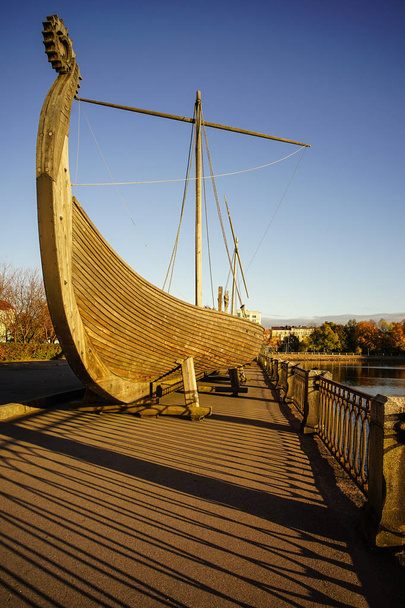 Drakkar (Viking drewniana łódź)  - Zdjęcie, obraz