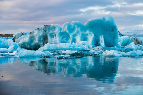 A Joekulsarlon gleccser lagúnájában lévő jéghegyek Izlandon, Európában - Fotó, kép