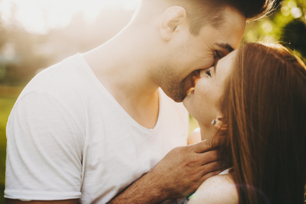 Nahaufnahme Porträt eines schönen jungen Paares, das sich umarmt und küsst - Foto, Bild