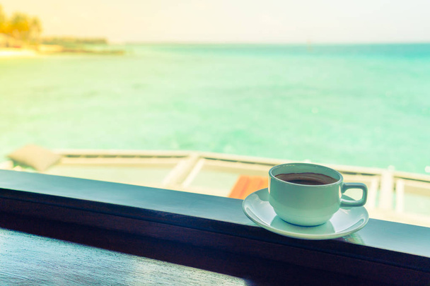 Güzel tropikal Maldivler ada ile Kahve fincanı. ( Filtrelenmiş - Fotoğraf, Görsel