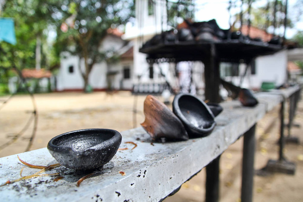 Zapomenuté mísy na zábradlí na Srí Lance - Fotografie, Obrázek