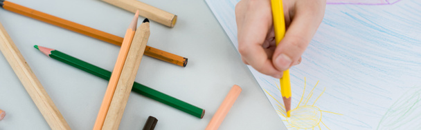 panoraama laukaus lapsi piirustus keltainen kynä paperilla
  - Valokuva, kuva