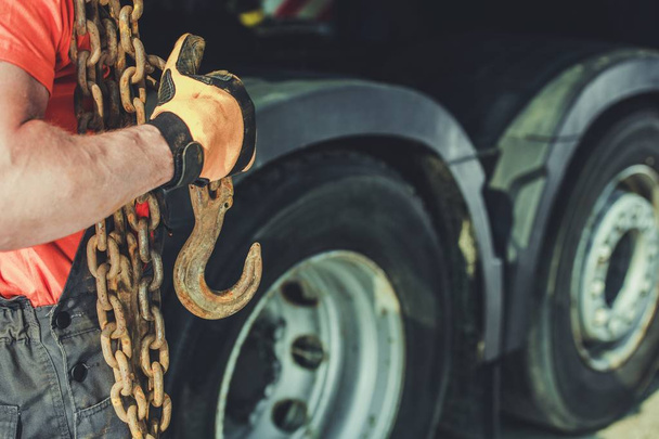 Camionero con cadenas y gancho
 - Foto, imagen