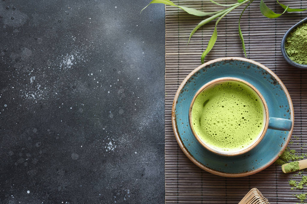 Stilleven met Japanse Matcha Groene thee op zwarte tafel. Bovenaanzicht. Ruimte voor tekst. - Foto, afbeelding
