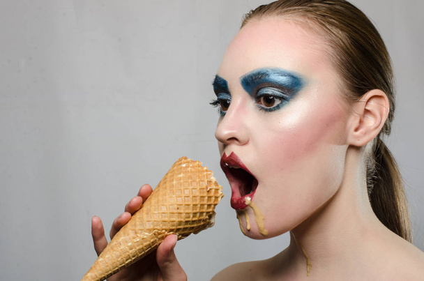 beautiful girl with ice cream in the Studio - Foto, Bild