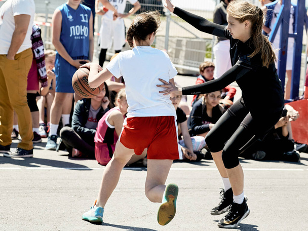 Rostov-on-Don, Russia - May 1, 2018: Competitions on street women's basketball among non-professionals at the holiday of peace and labor in the city park. - Фото, изображение