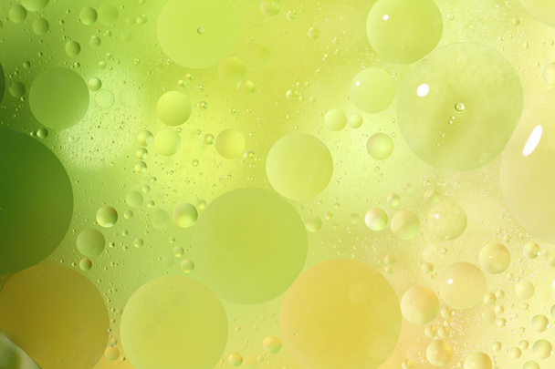 abstracte groene achtergrond met bubbels in het water - Foto, afbeelding