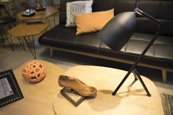 dísztárgyakat fából készült asztal kanapéval a háttérben - Fotó, kép