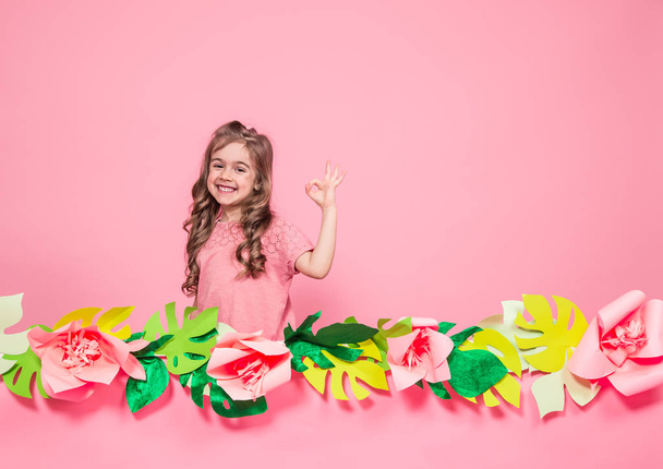 Portrait of a little girl on a summer pink background - Fotoğraf, Görsel