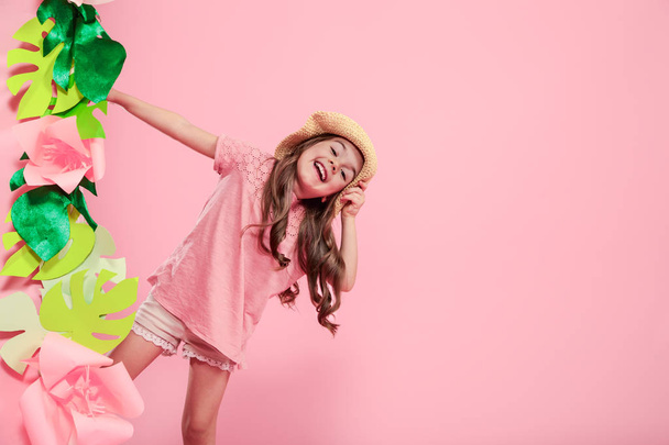 Pequena menina bonito no chapéu de verão no fundo de cor
 - Foto, Imagem