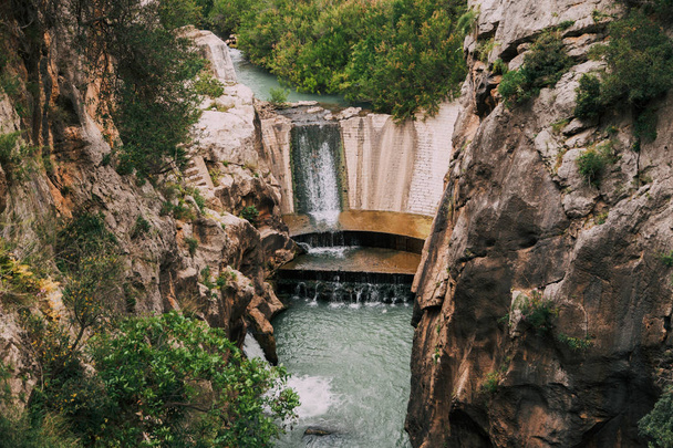 Плотина среди скальных гор на юге Испании
 - Фото, изображение