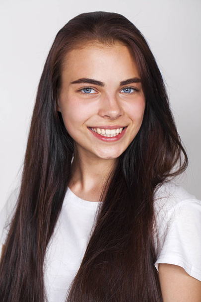Close up portrait of pretty young brunette girl - Foto, afbeelding