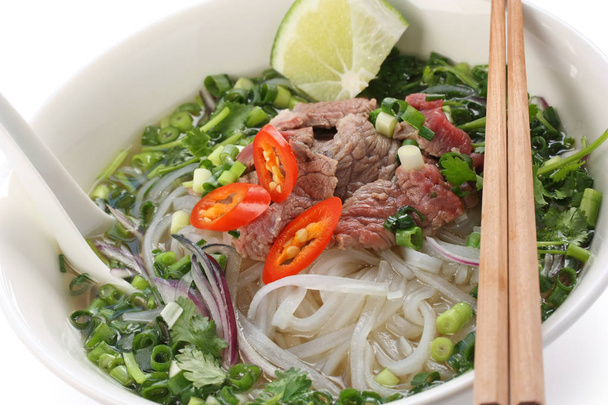 Фо бо, вьетнамская еда, рисовый суп с нарезанной говядиной
 - Фото, изображение