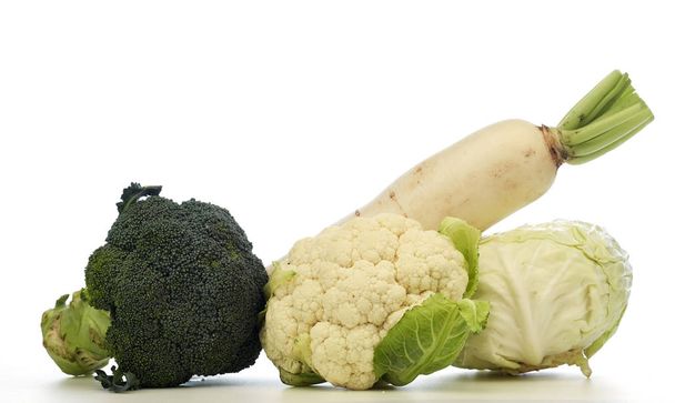 Kool, broccoli, bloemkool, radijs witte achtergrond - Foto, afbeelding
