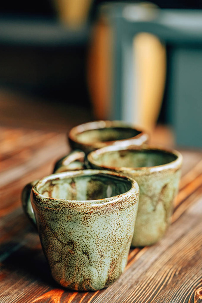 Кружки для чая на деревянном фоне. Чай в китайском стиле. Чай в азиатском кафе. Старая антикварная посуда для горячих напитков
 - Фото, изображение