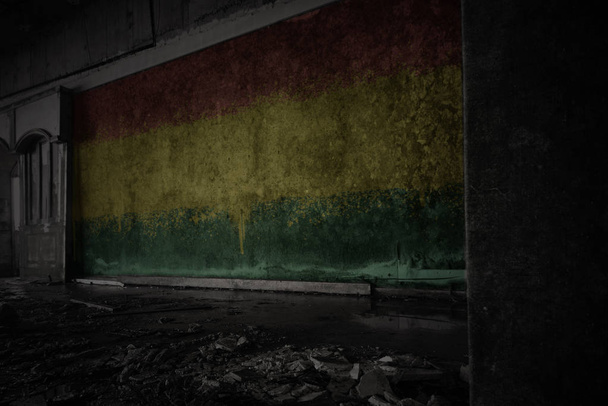 drapeau peint de bolivie sur le vieux mur sale dans une maison en ruine abandonnée
 - Photo, image