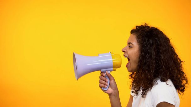 Afro-American žena křičí v megafon, způsob prožívání stresu, boční pohled - Fotografie, Obrázek