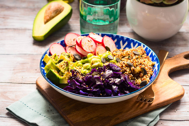 Värikäs buddha kulhoon vihanneksia ja quinoa
 - Valokuva, kuva