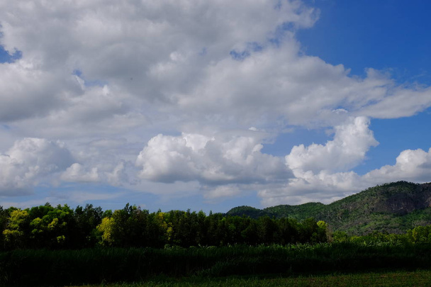 красивий природний пейзаж на тлі блакитного неба з хмарами
  - Фото, зображення