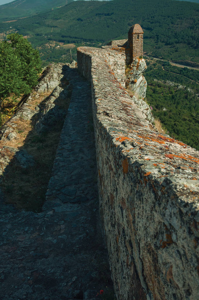 Путь на каменной стене со сторожевой башней над хребтом в Марвао
 - Фото, изображение