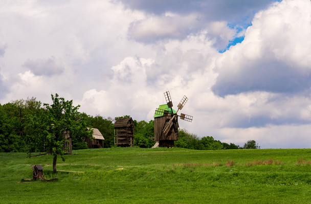 本格的な風車のこのアンサンブルは、1.5平方キロメートル(0.58平方メートル)のウクライナ民俗建築と生活博物館の中心です - 写真・画像