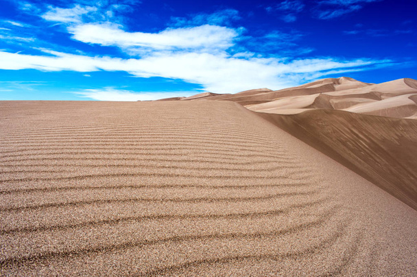 wunderschöne Wüstenlandschaft unter blauem bewölkten Himmel - Foto, Bild