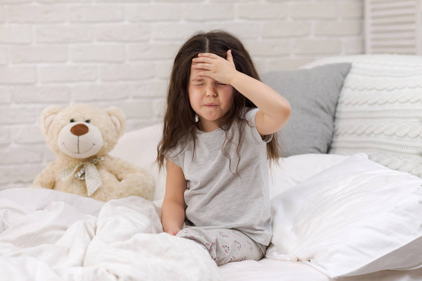 krankes kleines Mädchen liegt mit Thermometer im Bett - Foto, Bild