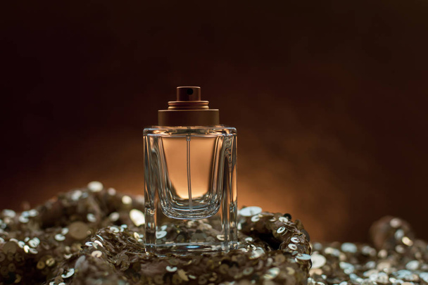 Flacon de parfum sur fond doré
 - Photo, image