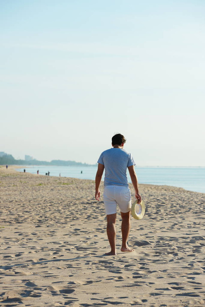 asiatique homme reposant sur plage
 - Photo, image