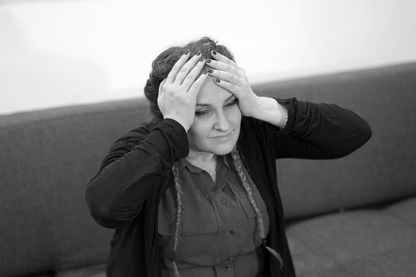 Kadın baş ağrısı. Kız kafasına sıkar - Fotoğraf, Görsel
