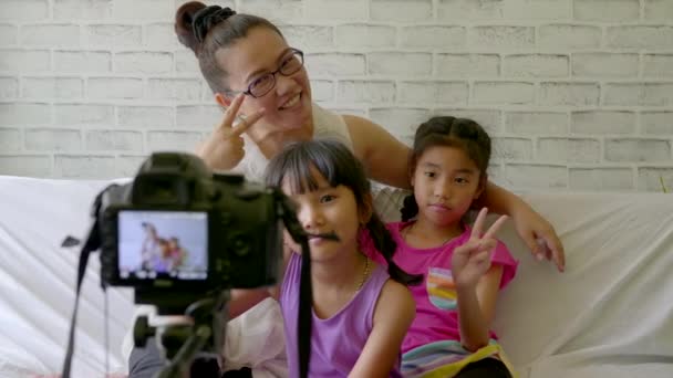 Boldog ázsiai család a nappaliban, és hogy egy fénykép együtt kamera. - Felvétel, videó