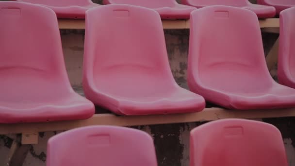 Lege rode sportstadion zitplaatsen voor een groot spel. - Video