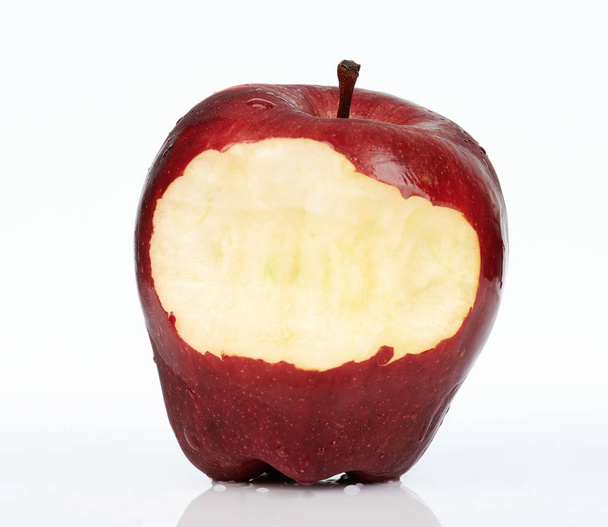 赤いリンゴを噛み付いたクローズアップ - 写真・画像