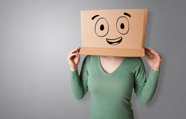 Жінка з усміхненою головою картонної коробки
 - Фото, зображення