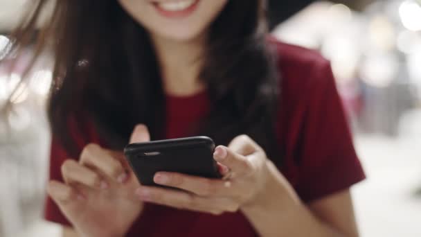 Matkustaja Aasian bloggaaja naiset matkustavat Bangkokissa, Thaimaassa, kaunis nainen matkapuhelimella tarkistaa sosiaalisen median Khao San Road. Naiset matkustavat Thaimaassa käsite. Hidastettu laukaus
. - Materiaali, video