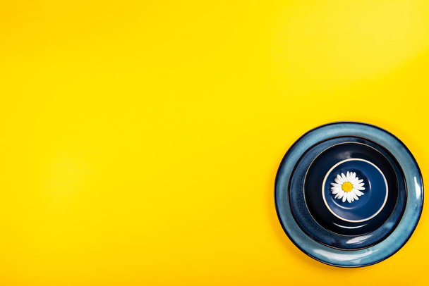Placas azuis vazias em fundo amarelo brilhante
 - Foto, Imagem